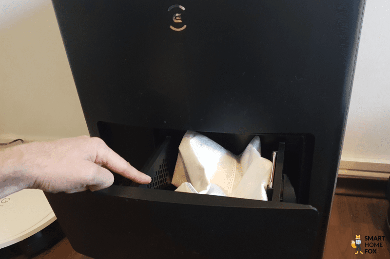 Der Luftfilter in der Absaugstation des Ecovacs Deebot X1 OMNI ist in der Nahaufnahme zu sehen.